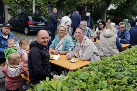 Der Außenbereich mit Tischen und Bänken war zeitweise bis auf den letzten Platz besetzt.