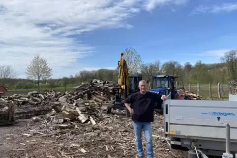 Paul Schloss betreibt seit 2001 einen Forstbetrieb, den 2014 auf das Gelände beim Wasserwerk Jockgrim verlagerte; im Hintergrund