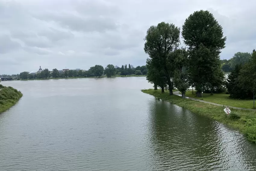 Der Rhein ist angeschwollen. Noch bis in die Nacht zum Dienstag soll der Wasserstand steigen.