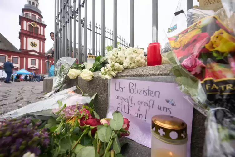 Zeichen der Trauer und des Mahnens auf dem Mannheimer Marktplatz am Sonntag – zwei Tage nach der Messerattacke. 