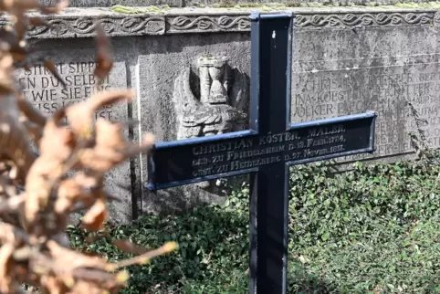 Ein historisches Grabkreuz aus Gusseisen steht auf der Grabstätte der Familie Köster in Friedelsheim.