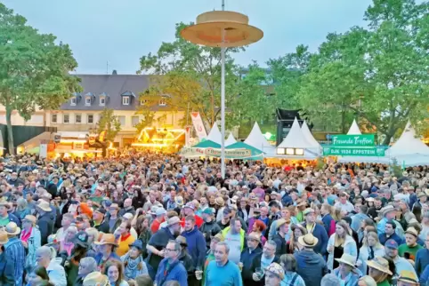 Unterm Strohhut: Vier Tage lang wurde in Frankenthal gefeiert – allen Regengüssen zum Trotz.