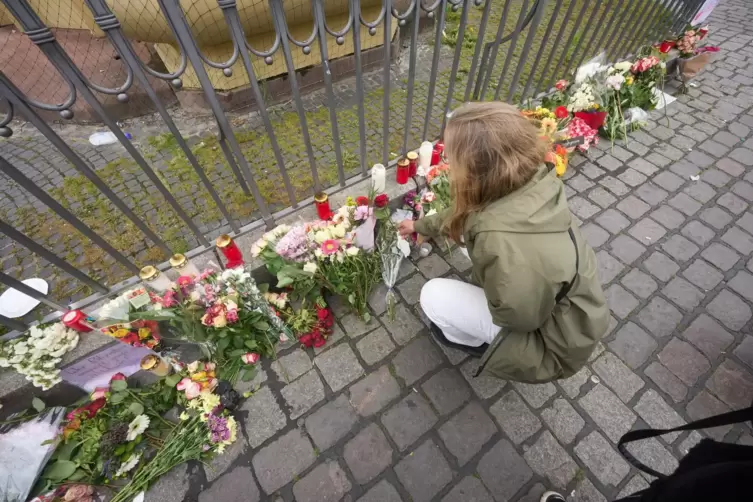 Noch am Sonntagmittag gab es große Anteilnahme in Mannheim. 