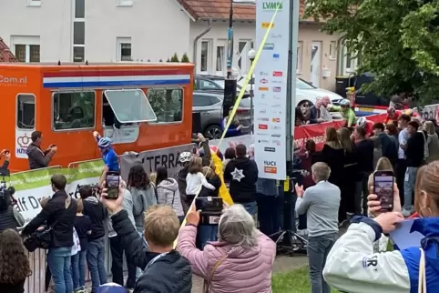 Der Italiener Andrea Montagner (im blauen Trikot) rettet einen knappen Vorsprung auf der Trofeo-Schlussetappe in Walsheim ins Zi