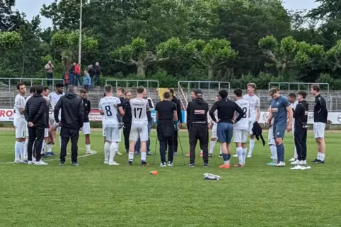 Zurückhaltende Freude: der FC Arminia Ludwigshafen nach dem Erfolg in Worms.