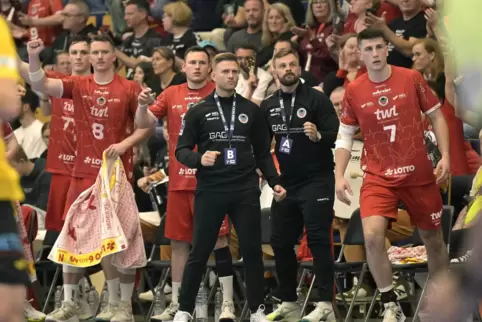 Fiebert am Spielfeldrand immer mit: Eulen-Trainer Johannes Wohlrab (Mitte).