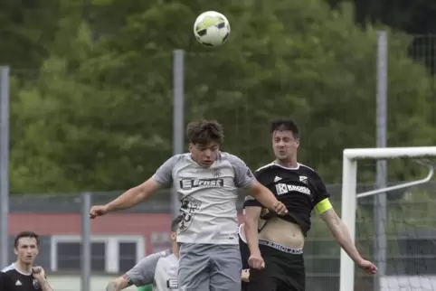 Bruchweilers Abwehrspieler Matthias Peddinghaus (rechts, hier gegen TSC-Spieler Fabian Bayer) köpfte am Ende im Strafraum alles 