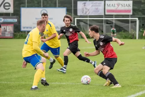 Die Bergzaberner (rot-schwarz) Tim Dubois (am Ball) und Lucas Gauer, begleitet von Maximilian Glas, im Angriff. Links Patrick Li