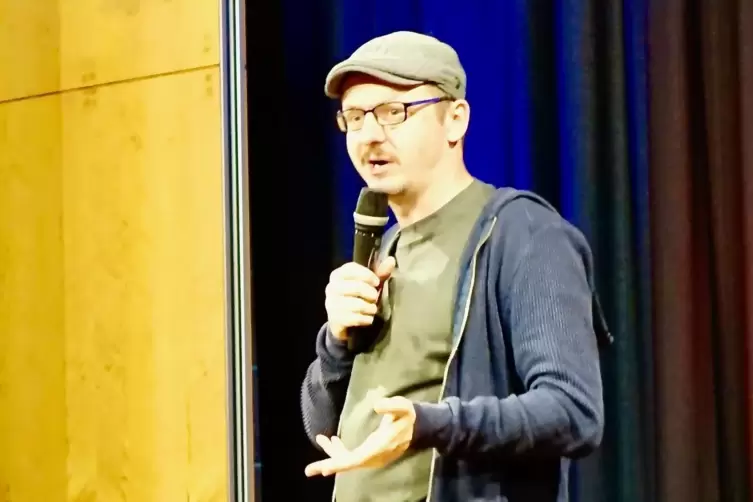 Comedian Stefan Danziger erzählt im Haus des Gastes in Dahn Geschichten aus Berlin. 