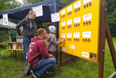 Kathrin Barsnick (links) und Vater Simon Gräf beraten Niklas an der Orbea-Quizwand. 