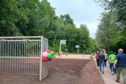 Der Basketballplatz wird von den ersten Kindern und Erwachsenen getestet. 