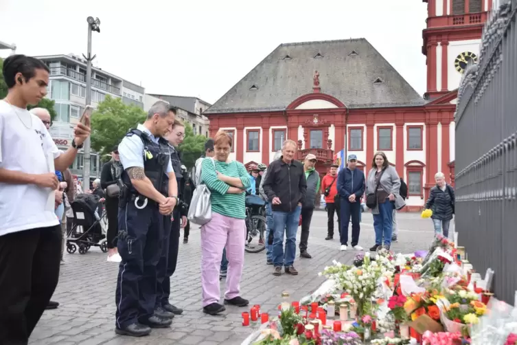 Trauer um getöteten Polizisten: Am Tatort werden immer wieder neue Blumensträuße auf die Erde gelegt.