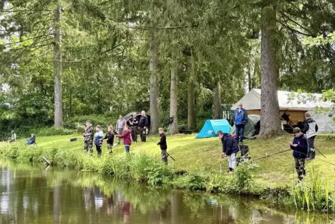 Dass sich der Nachwuchs vom Angeln begeistern lässt, zeigte sich beim Zeltlager am Weiher des ASV Miesau.