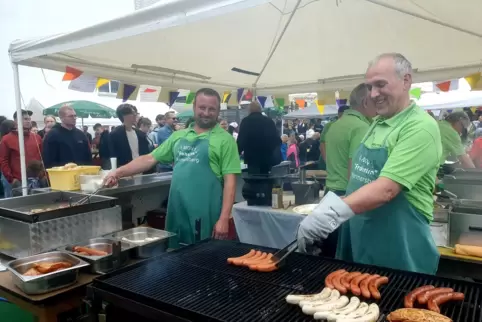 Wer fleißig läuft, hat Hunger. Die Hermersberger Vereine, hier der MGV Frohsinn, versorgten die Wanderfreunde. Auf dem Elli-Zimm