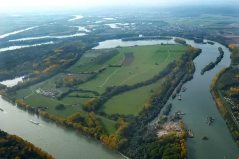 Aus der Luft: die Kollerinsel, links ist der Kollerhof zu sehen, rechts sind die potenziellen Überflutungsflächen. 