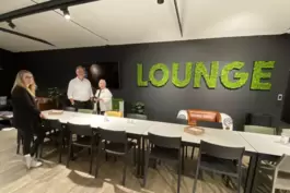 Blick in die Lounge, die mehr sein will als ein Arbeitsplatz. Hier tauscht sich Geschäftsführer Kim Oliver Müller mit seiner Fra