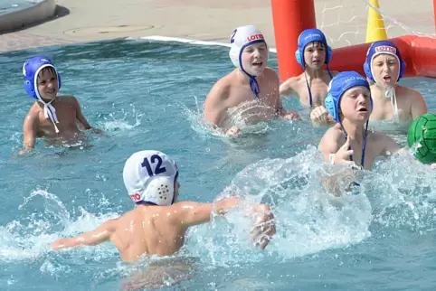 Spielerisch sollen Kinder beim Schnuppertraining zum Wassersport animiert werden – hier beim Aquaball. 