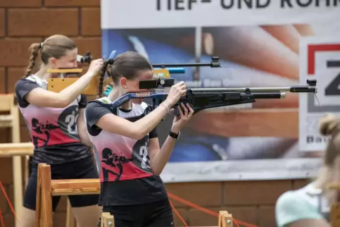 Die Lokalmatadorin Tessa Dietrich vom SV Steinwenden-Weltersbach (vorne) beim Schießen. 