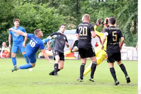 Die Vorentscheidung: Eduard Deschtschenja trifft mit spektakulärem Volleyschuss zum 2:1 für den SV Nanz-Dietschweiler. 