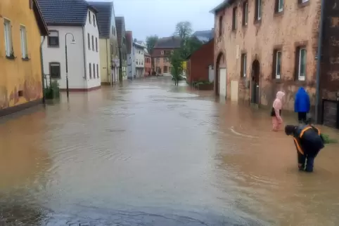 Der Hornbacher Ortskern, hier im Bereich der Lauerstraße, stand unter Wasser.