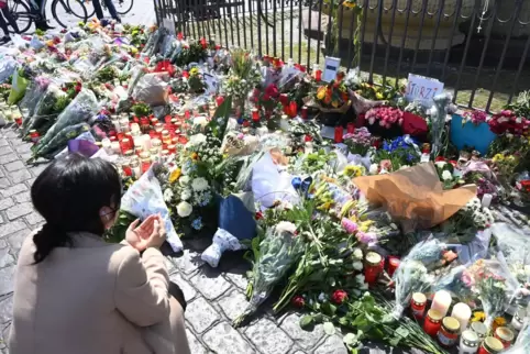  Nach dem Tod eines Polizisten, der nach einer Messerattacke mit mehreren Verletzten gestorben ist, liegen am Marktplatz in der 