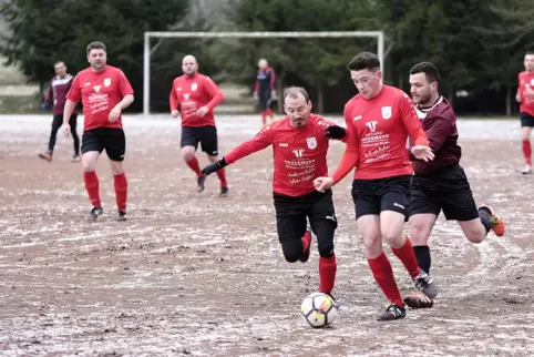 Fast wie beim FC Homburg: Auch die Oberwürzbacher haben ihre Trikotwerbung verboten bekommen. Dann wurde für die örtliche Metzge