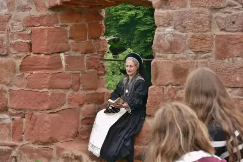 Anja Kleinhans als Gräfin Maria Elisabeth beim Vortrag eines Shakespeare-Sonetts.