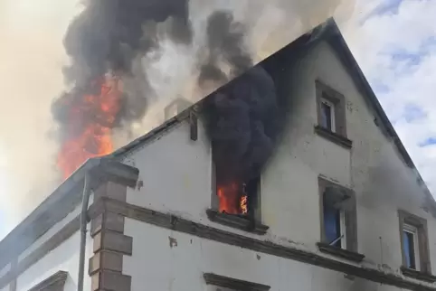 Die Flammen schlugen aus dem Dach und den Fenstern und breiten sich aus. 