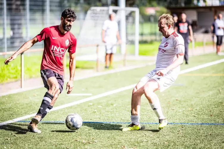 Schadi Abdel-Ghani (links) vom FC Arabia Frankenthal.