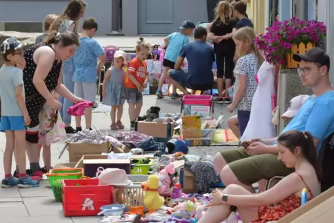 Allerlei zu entdecken: Der Flohmarkt für Kinder gehört zum Programm des Hutmacherfest-Sonntags. 