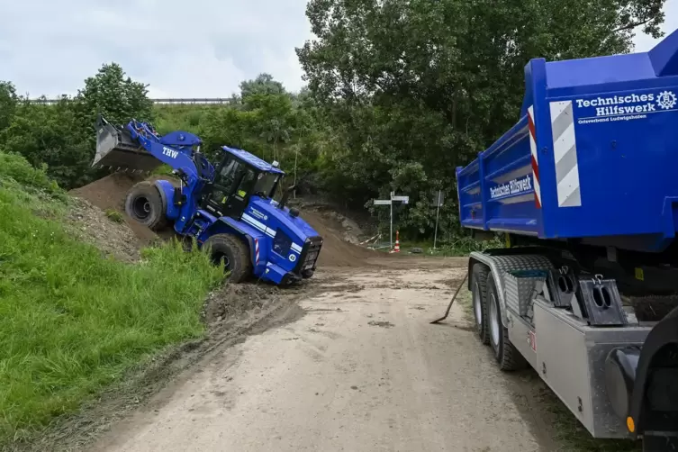 Wo normalerweise Radler und landwirtschaftliche Fahrzeuge queren, werden seit Samstag zum Hochwasserschutz Erdmassen aufgeschich