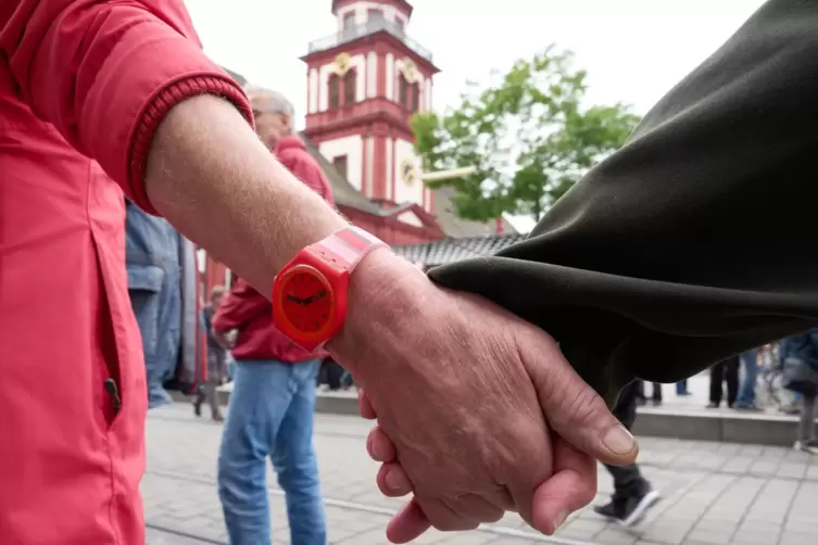 Hand in Hand gegen Feinde von Freiheit und Demokratie: Das Motto der Veranstaltung auf dem Marktplatz lautete „Mannheim hält zus