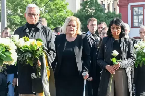 Bundesinnenministerin Nancy Faeser legt zusammen mit Thomas Strobl, Innenminister von Baden-Württemberg, und Muhterem Aras, Präs