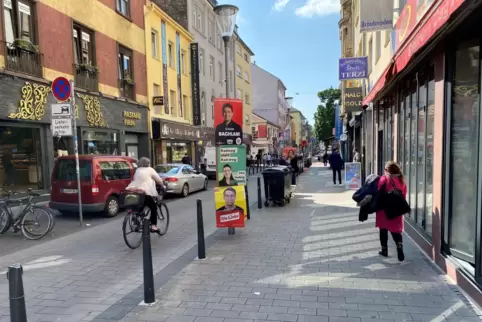 Rund um den Marktplatz gibt es Dutzende türkische Geschäfte und Restaurants.