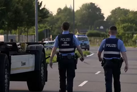 Die Polizei am Unfallort in der Industriestraße in Speyer. 