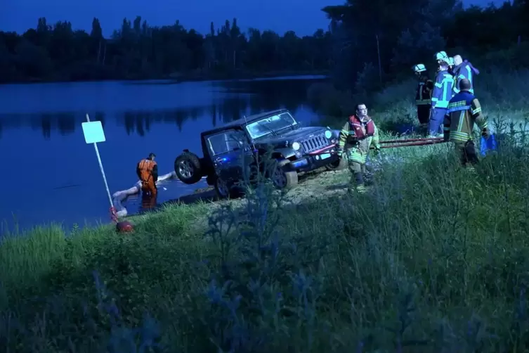 Die Feuerwehr zog den Jeep aus dem Wasser.