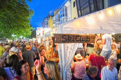 Eine beliebte Anlaufstelle auf dem Strohhutfest: das Zelt des Skiclubs.