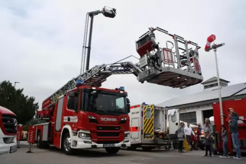 Die neue Drehleiter bereichert den Fuhrpark der Wehr. Jetzt müssen die Wehrleute für den Umgang mit dem Fahrzeug geschult werden