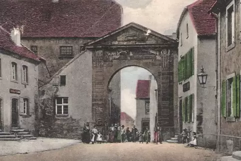 Eine historische Postkarte vom Rathaus hinter dem Oberen Stadttor. 