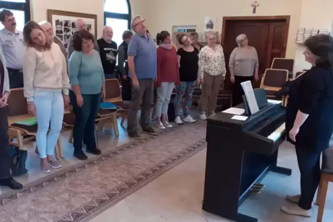 Auflockerungsübungen vor dem Singen sind an der Tagesordnung bei den Proben mit Chorleiterin Katja Dietz (rechts). 