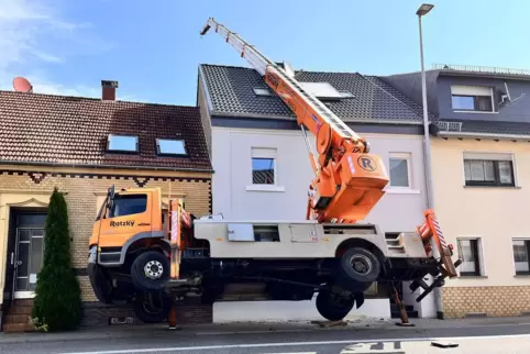 Der Kran stürzte auf ein Wohngebäude und richtete laut Polizei einen Schaden im sechsstelligen Bereich an.