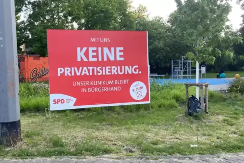 Eines der umstrittenen Wahlplakate der SPD am Rudolf-Hoffmann-Platz im Stadtteil West.