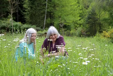 Doris Müller (links) und Gisela Fickinger geben ihr Wissen über leckere Wildpflanzen gerne weiter. 