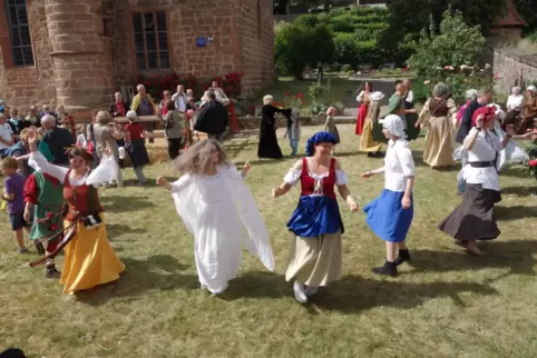 Auf der Kirchwiese wird beim Dornröschenfest getanzt. 