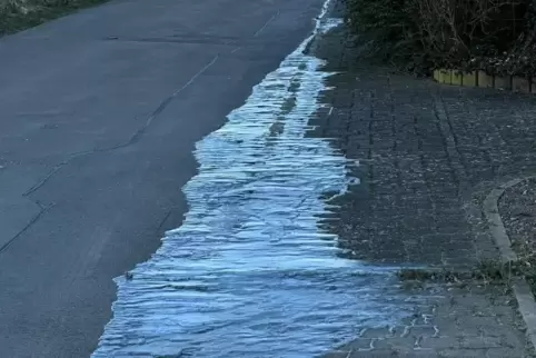 Im Winter entstand über der Quelle in Ehweiler eine gefährliche Eisrutschbahn.