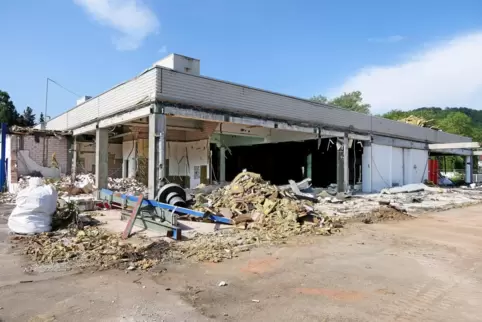 Auf dem früheren Lidl-Gelände in der Landstuhler Innenstadt rollen die Bagger. 