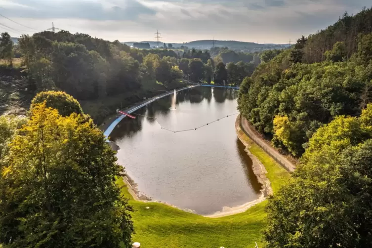 Im Westerwald: Blick aufs Naturschwimmbad. Übernachten kann man im Naturcamp.