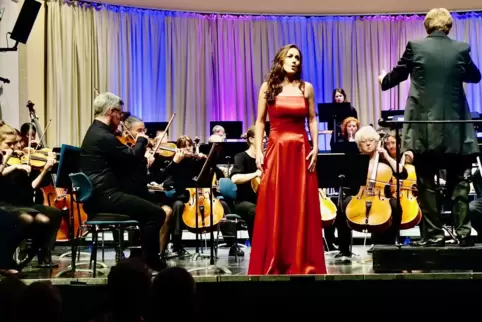  Das Sinfonieorchester des Landkreises mit Sopranistin Marina Unruh und Dirigent Alexander Mayer in der Fruchthalle. 