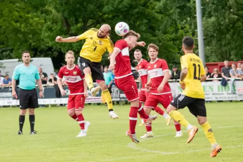 Erlenbachs Ferhat Soylu im Kopfballduell mit SC-Youngster Jonas Vogel.