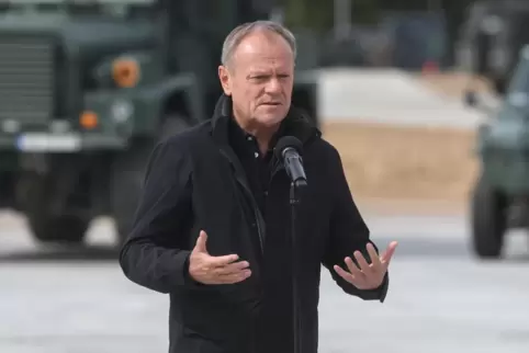 Donald Tusk, Ministerpräsident von Polen, spricht bei einem Briefing mit Soldaten der polnischen Armee. 